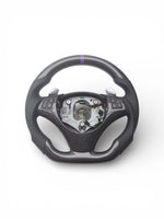 🏁 Kierownica z prawdziwego włókna węglowego + skóra
BMW Seria 3 / X1 / X5 – E82 / E84 / E87 / E70 / E90 / E92 / E93     Automat/Manual