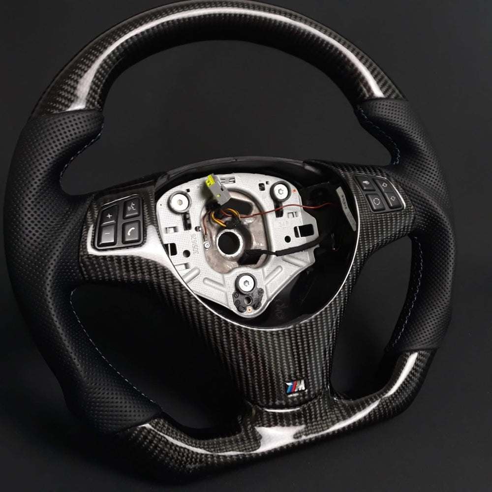 🏁 Kierownica z prawdziwego włókna węglowego + skóra
BMW Seria 3 / X1 / X5 – E82 / E84 / E87 / E70 / E90 / E92 / E93     Automat/Manual